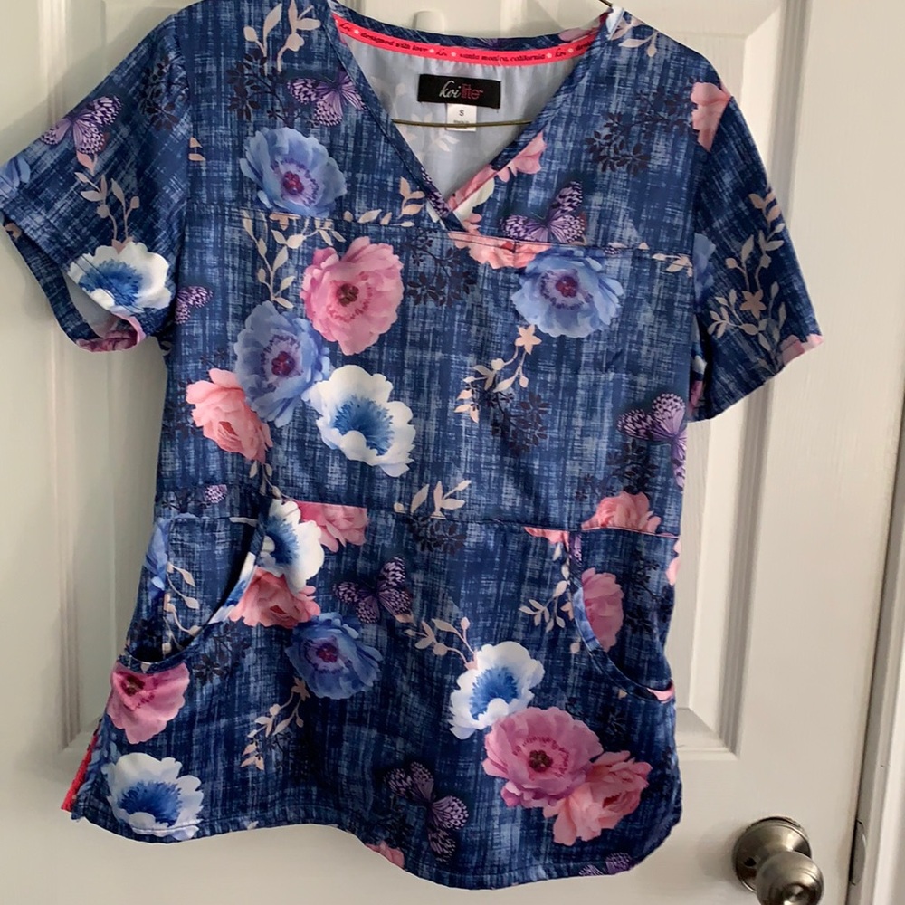 Koi scrub top